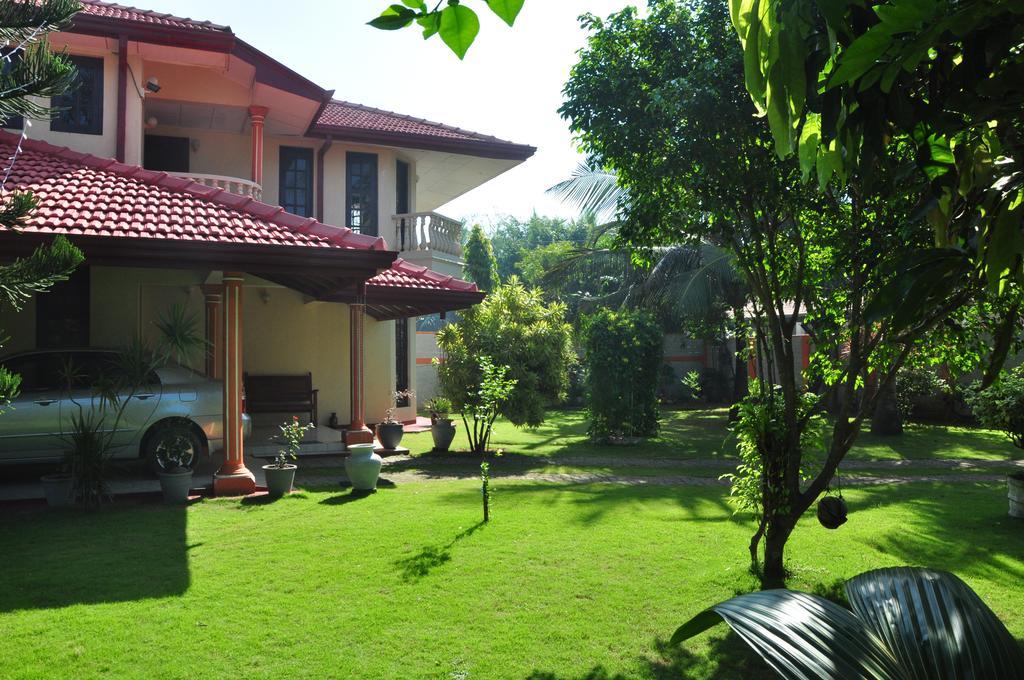 Sugandi Inn Kochchikade エクステリア 写真
